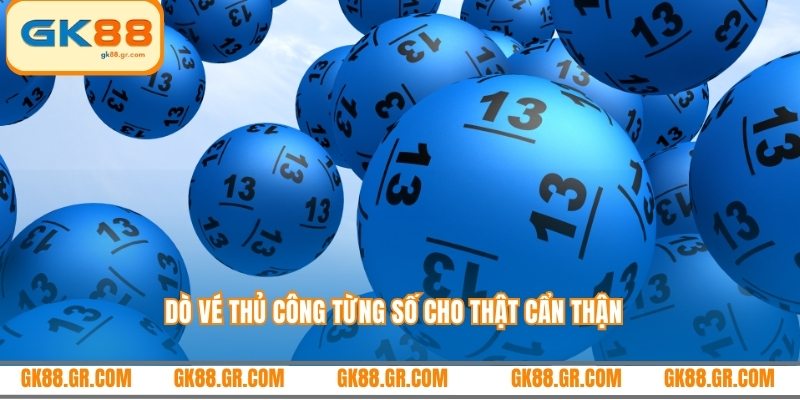 Dò vé thủ công từng số cho thật cẩn thận